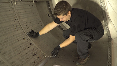 Ouverture facile des grilles Fast Press du pressoir pneumatique Smart Press de Pera Pellenc, matériel vinicole