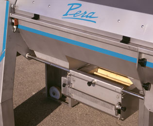 Estrujadora F10 bajo una despalilladora H400: PERA-PELLENC fabricante de material de recepción vinícola