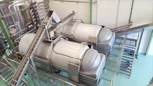Devatting and supply system for fermented pomace in presses